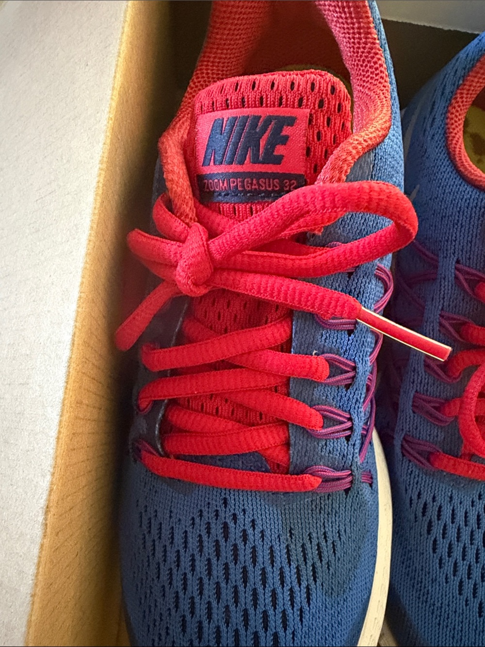 Nike Zoom Pegasus 32 (GS)  Kids Blue and Red Running Sneakers. Size 3.5Y